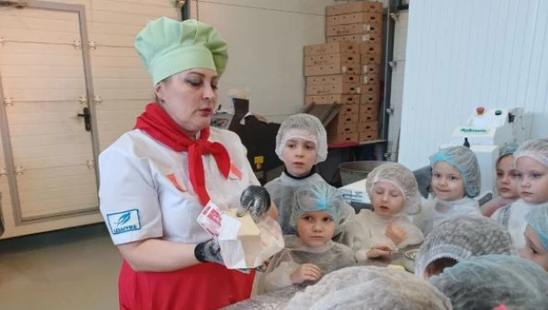Воспитанники МБООУ «Детский сад № 56» посетили пекарню «Алтайский каравай».