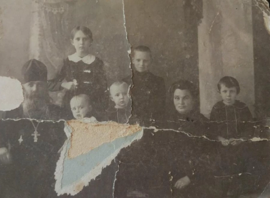 Отец Алексей Вознесенский и его семья. Вторая половина 1910-х гг., его сын Николай в верхнем ряду рядом со старшей сестрой.