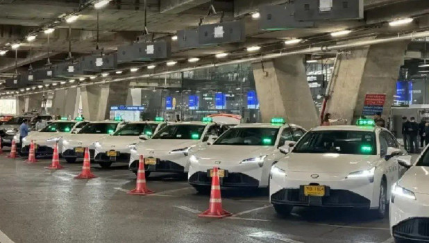 В аэропорту Таиланда появились электрические такси.