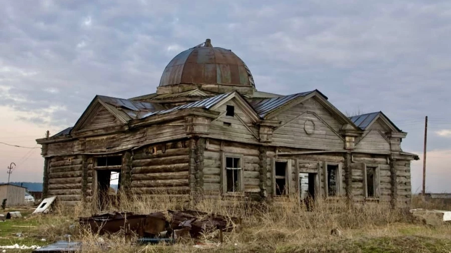 Заброшенная церковь в с. Волчно-Бурлинское, 2000-е годы.