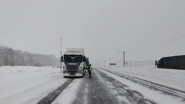 Соблюдайте простые правила, чтобы избежать аварий на зимних дорогах.