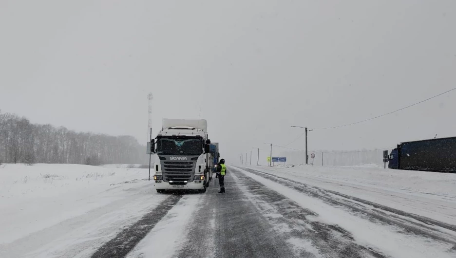 Соблюдайте простые правила, чтобы избежать аварий на зимних дорогах.