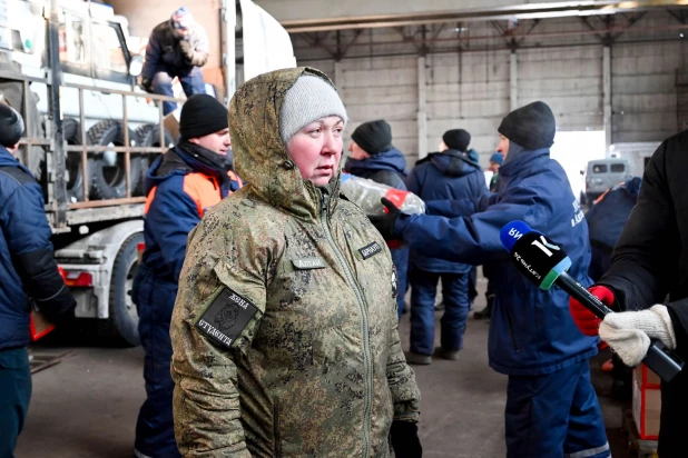 Волонтерское движение «Сибирь своих не бросает» совместно с депутатом АКЗС Максимом Банных отправили партию гуманитарного груза в зону СВО.