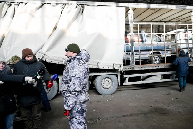 Волонтерское движение «Сибирь своих не бросает» совместно с депутатом АКЗС Максимом Банных отправили партию гуманитарного груза в зону СВО.