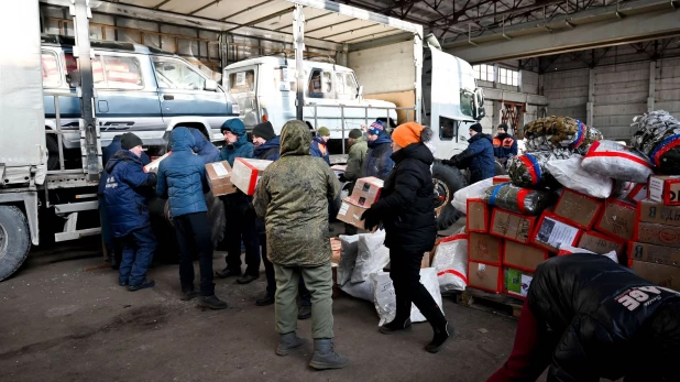 Волонтерское движение «Сибирь своих не бросает» совместно с депутатом АКЗС Максимом Банных отправили партию гуманитарного груза в зону СВО.