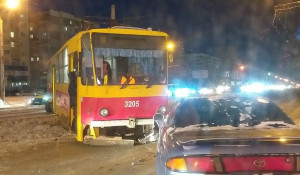 В Барнауле трамвай сошел с рельсов и столкнулся с автомобилем. 