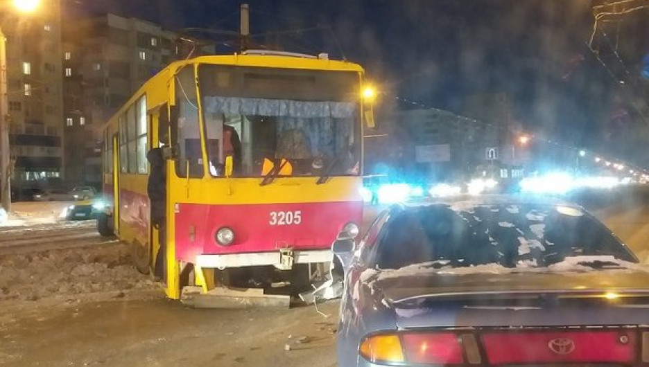 В Барнауле трамвай сошел с рельсов и столкнулся с автомобилем. 