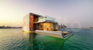В Дубае продают плавучий дом посреди моря за 136 млн рублей.