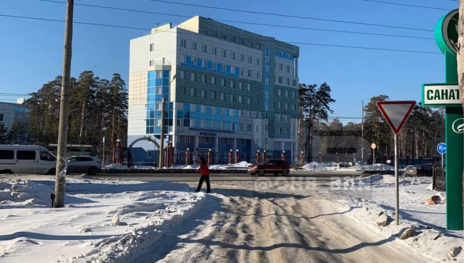 В Барнауле автобусную остановку не чистили от снега с декабря 