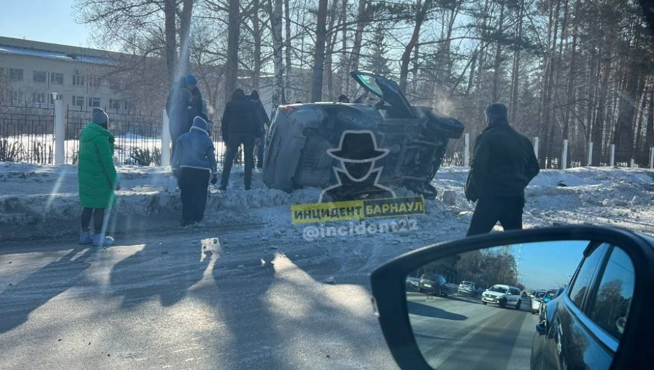 В Барнауле произошла авария с перевертышем 