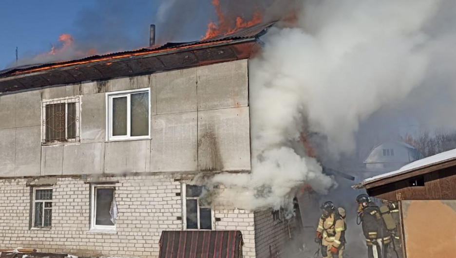 Житель Алтайского края вынес троих детей из горящего дома