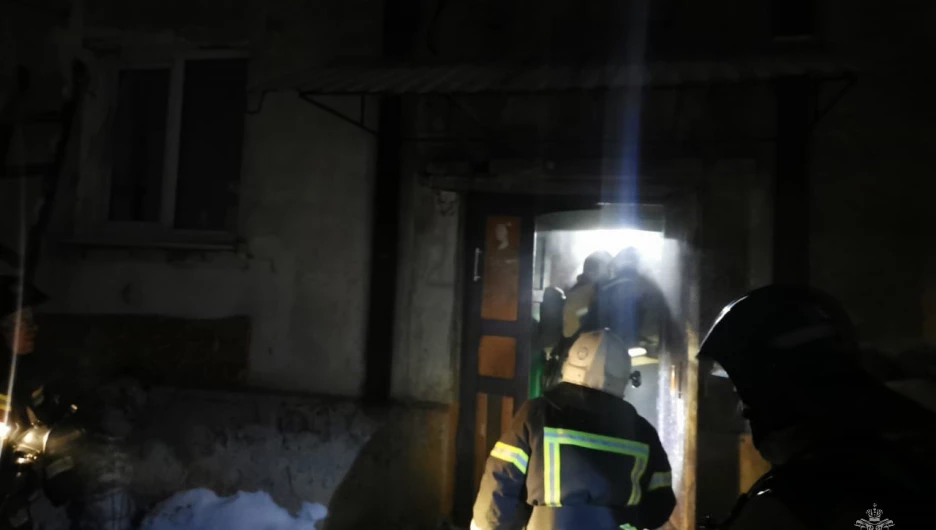 В Барнауле жителям аварийной двухэтажки разрешили забрать личные вещи
