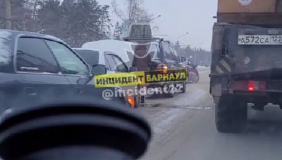 Массовое ДТП произошло на Змеиногорском тракте в Барнауле