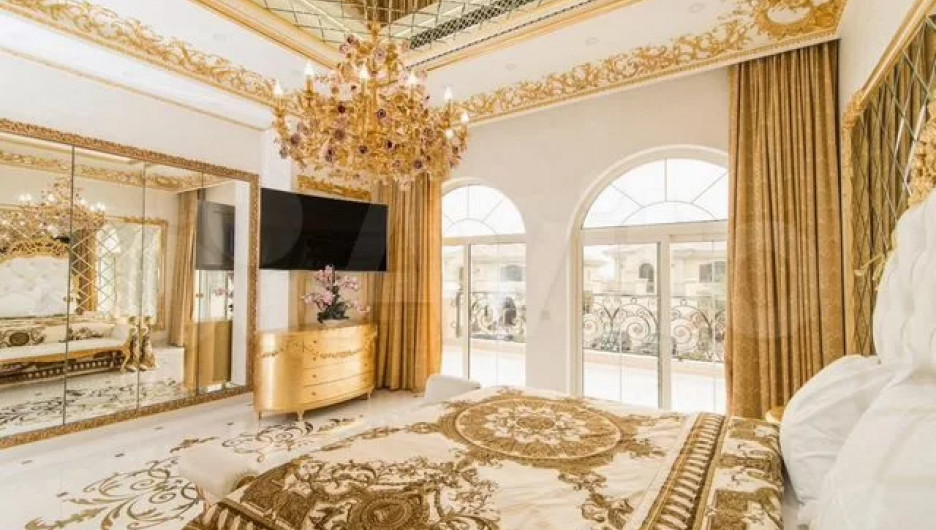 Королевский дом с золотым дизайном продают в теплой стране за 70 млн рублей.