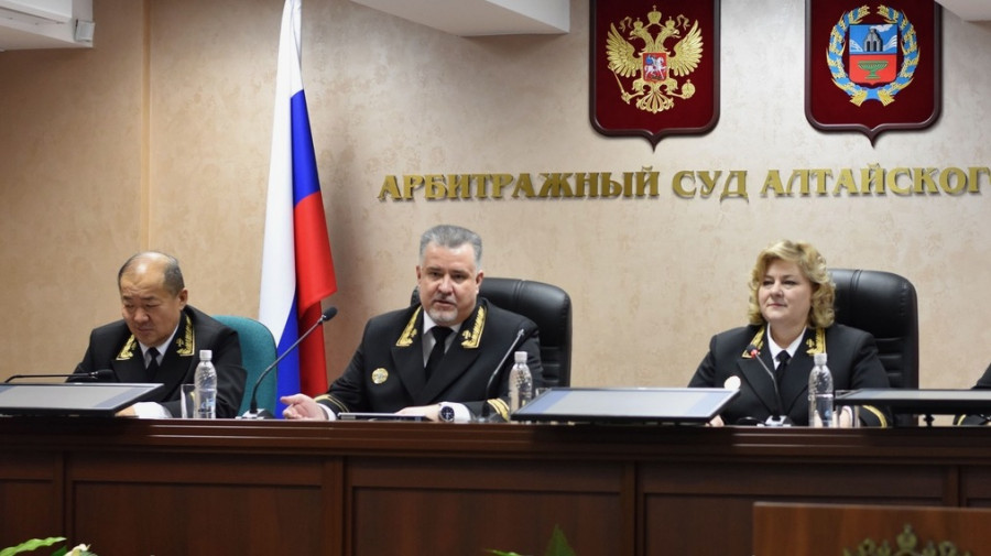 Борис Долгалев (в центре) в Арбитражном суде Алтайского края.