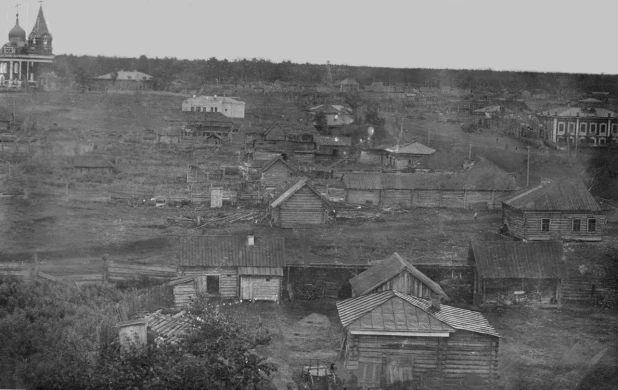 В левом верхнем углу: Введенская церковь, Павловск, 1930-е годы.