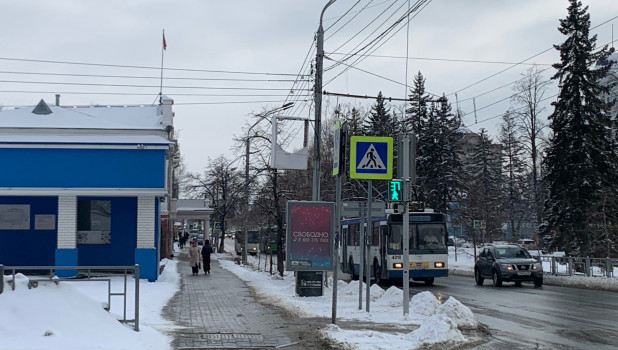 Отсутствие светофора на пересечении ул. Никитина и пр. Ленина. 