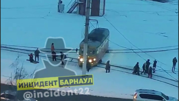 Трамвай сошел с путей в Барнауле