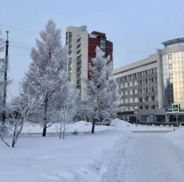 Трешку с зеркальным потолком и идеальной зоной отдыха продают в Барнауле за 14,6 млн рублей. 