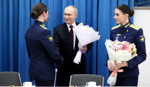 Владимир Путин с выпускницами летного училища.