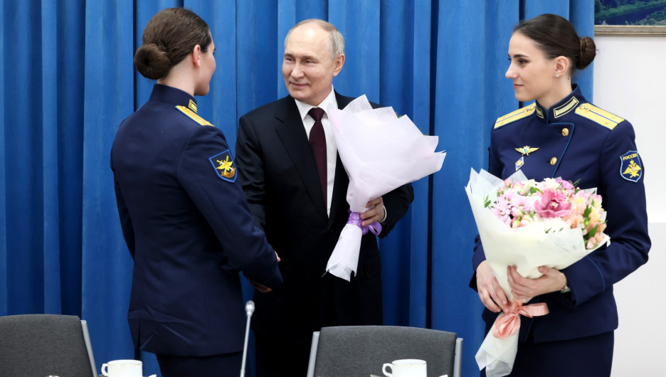 Путин подарил летчицам цветы. Фото
