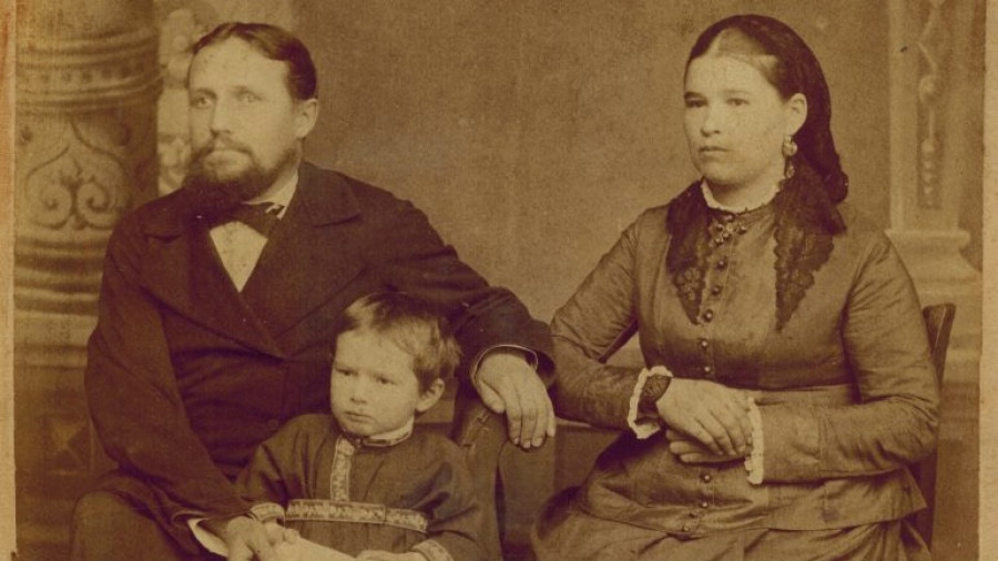 Бийский купец Андрей Халтурин с супругой и ребенком.
