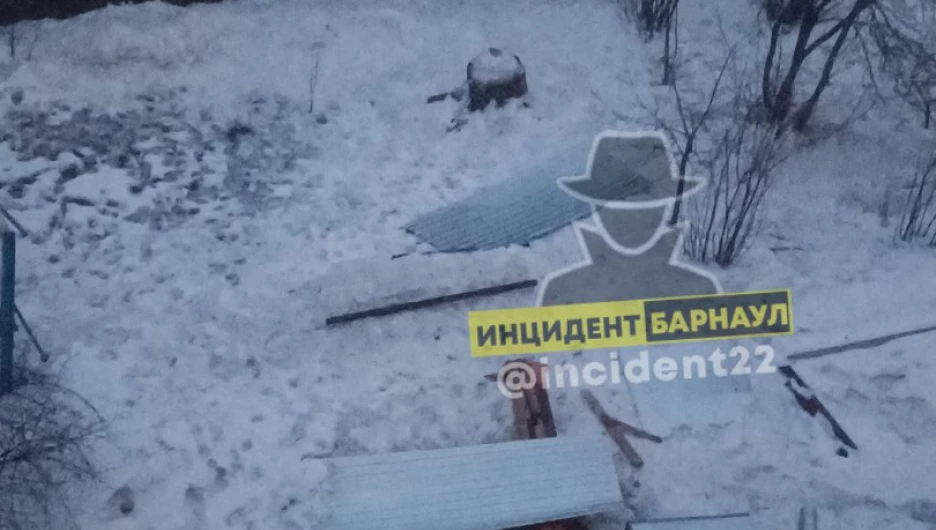 Жители Барнаула заметили опасные металлические настилы, которые летели с крыши 