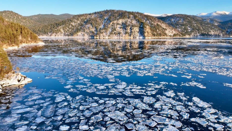 На Золотом озере царит весенняя красота уходящего льда.