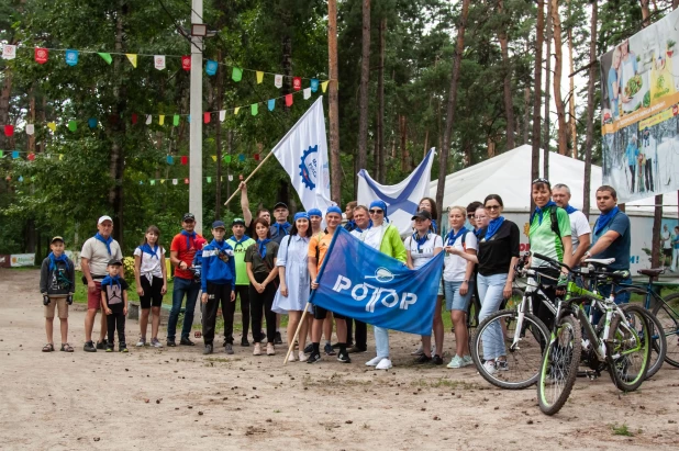 Совет молодежи завода кроме производственных задач предлагает молодым сотрудникам реализовать себя в искусстве и спорте.