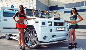 Hummer с привлекательными красотками продают в Барнауле за 4,5 млн рублей. 