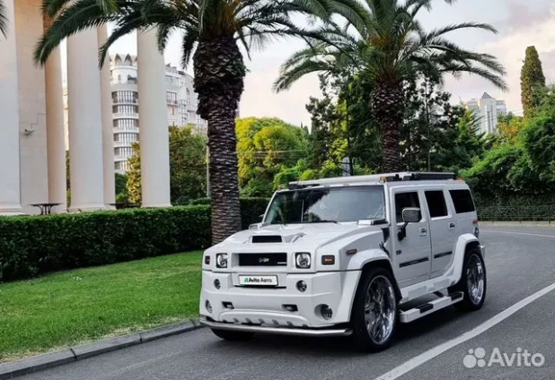 Hummer с привлекательными красотками продают в Барнауле за 4,5 млн рублей. 