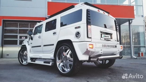 Hummer с привлекательными красотками продают в Барнауле за 4,5 млн рублей. 