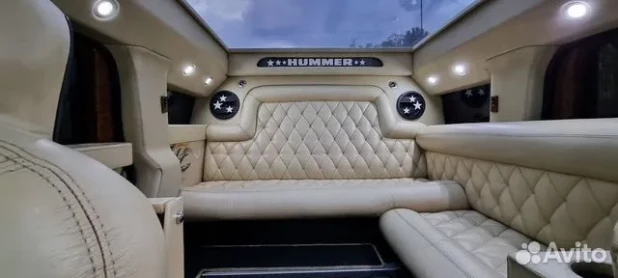 Hummer с привлекательными красотками продают в Барнауле за 4,5 млн рублей. 