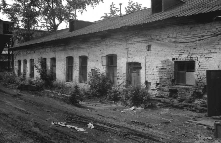 Южный фасад кузни сереброплавильного завода в Барнауле, 1992 год.