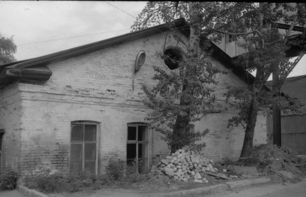 Западный фасад кузни сереброплавильного завода в Барнауле, 1992 год.