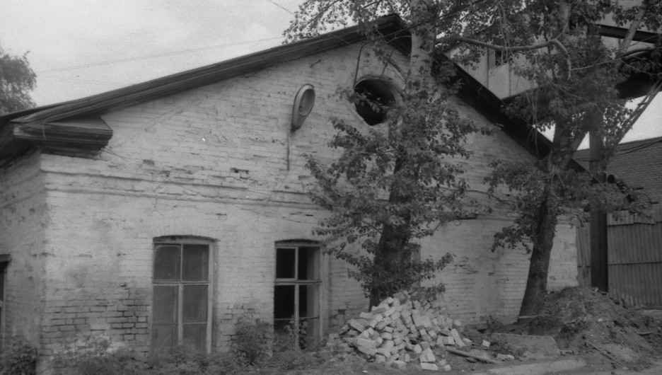Западный фасад кузни сереброплавильного завода в Барнауле, 1992 год.