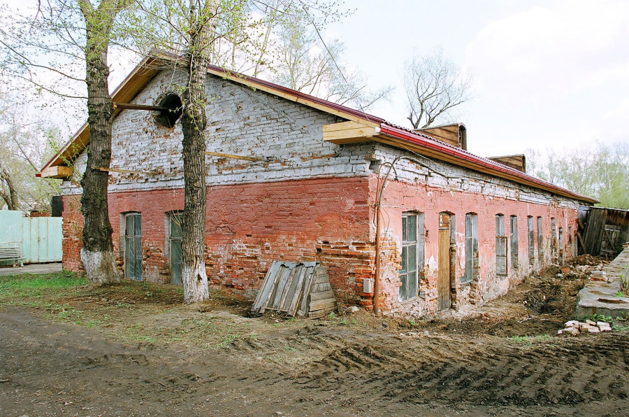 Западный фасад кузни сереброплавильного завода в Барнауле, 2008 год.