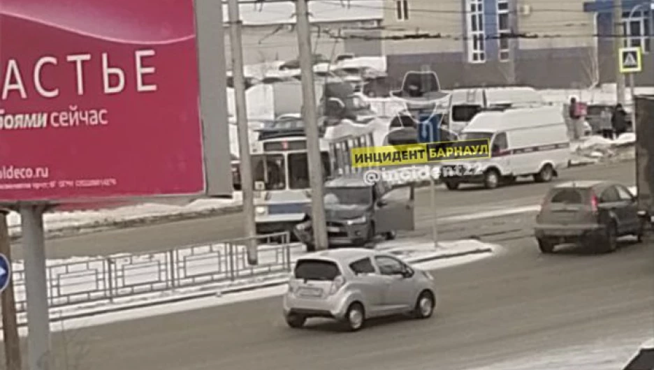 В Барнауле произошло ДТП с троллейбусом