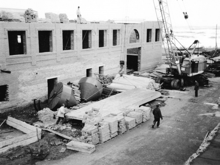 Стройка на месте будущего завода началась 20 августа 1981 года. Была приостановлена из-за дефицита материалов. И возобновилась в 1986 году.
