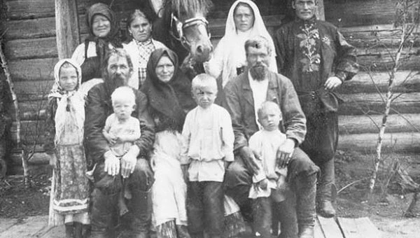 Русские крестьяне. Семья староверов из села Катанда, 1915 г. Автор Н.В. Новиков. 