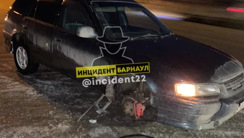 В Барнауле две машины лишились колес из-за ям 