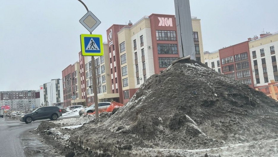 Барнаульцы обратили внимание на огромную кучу снега, которая ставит пешеходов в опасность 