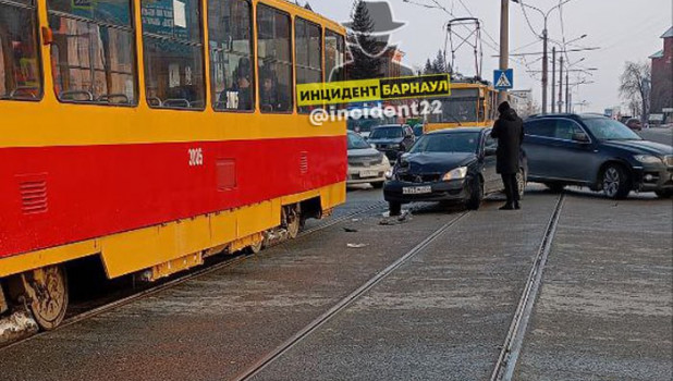 В Барнауле легковой автомобиль врезался в трамвай.