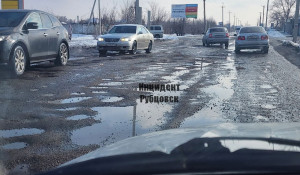 В Алтайском крае снег сошел вместе с дорогами.