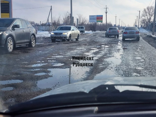 В Алтайском крае снег сошел вместе с дорогами.