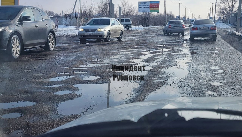 В Алтайском крае снег сошел вместе с дорогами.