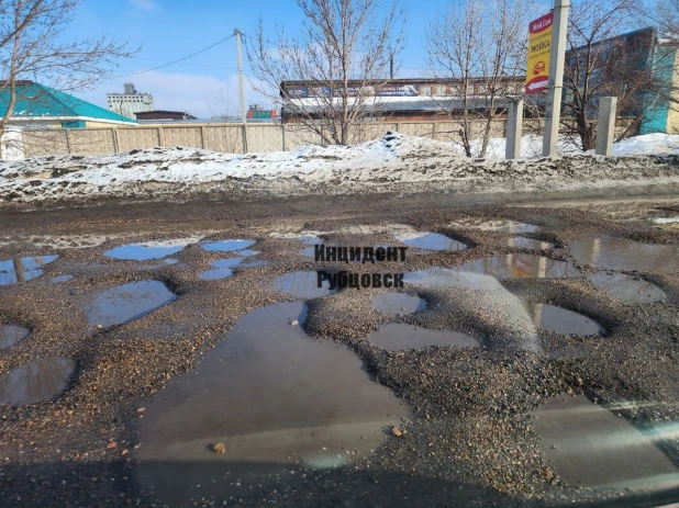 В Алтайском крае снег сошел вместе с дорогами.