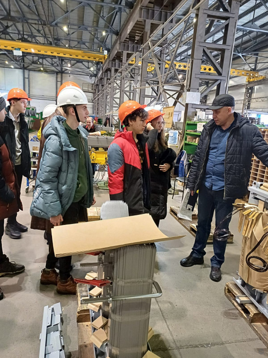 На этой неделе учащиеся барнаульской школы № 103 посетили Алтайский трансформаторный завод. 