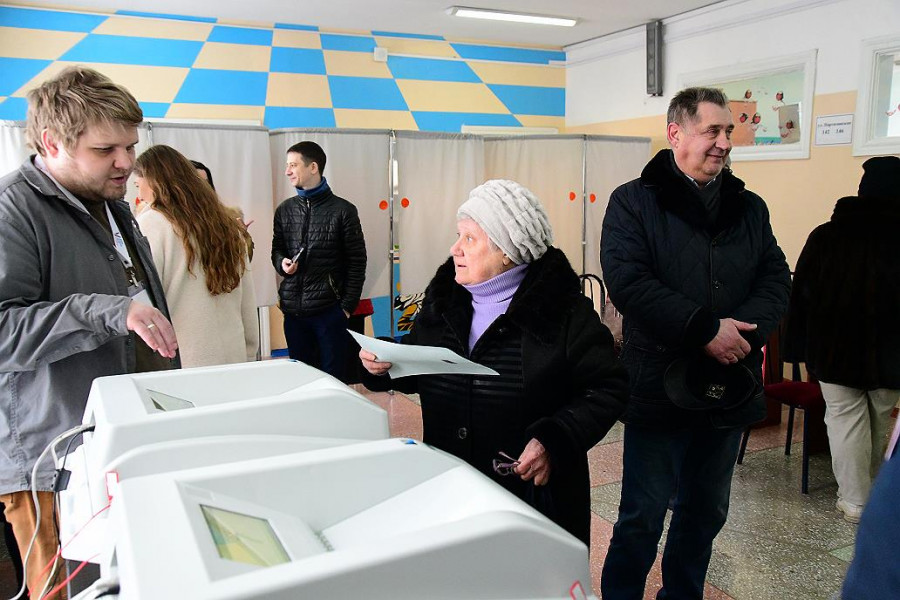 Второй день выборов в Алтайском крае: люди идут голосовать семьями и коллективами. 
