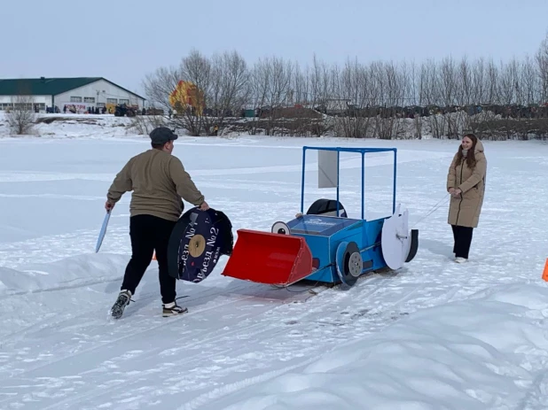 гонки на самодельных санях прошли на Масленице в Алтайском крае.